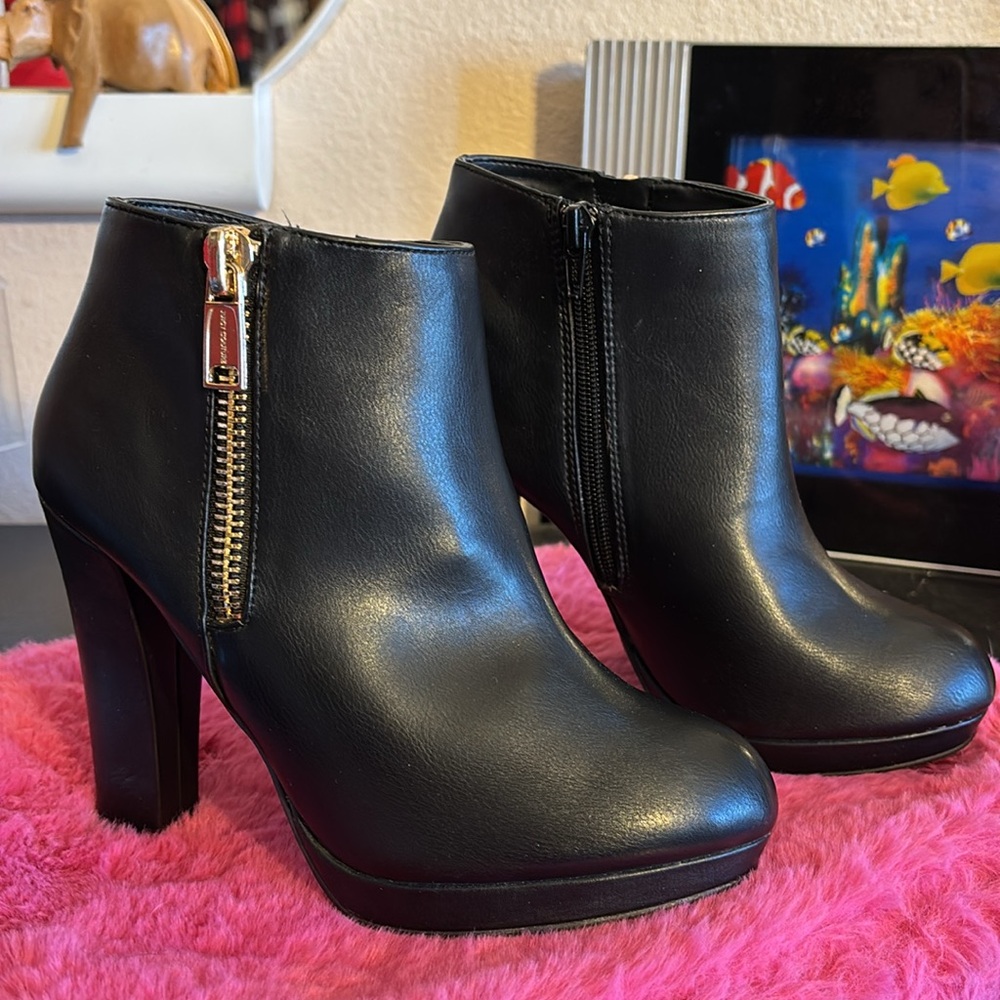 NWOT Juicy Couture High 4inch heel Black Ankle vegan Leather Boots size 7.